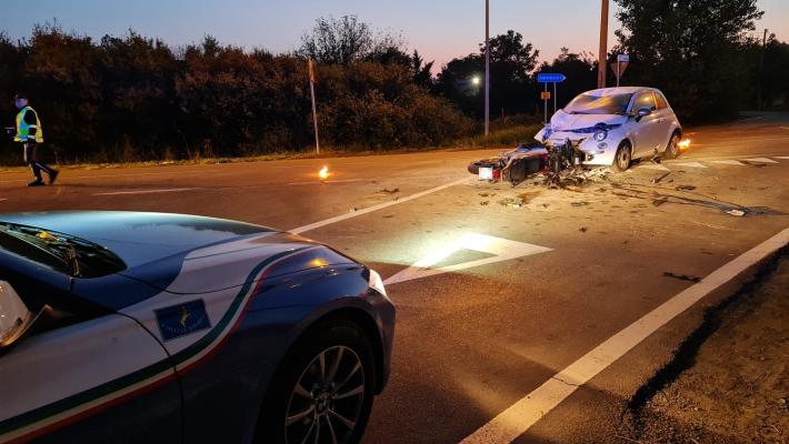 Tragito schianto tra auto e moto nella notte in via Cremonese: muore un 63enne, lievi ferite per quattro amiche