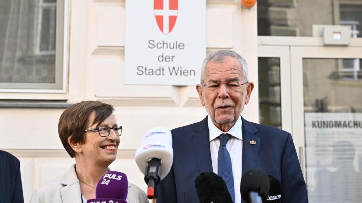Austria, rieletto il presidente Van der Bellen. Exploit del partito della birra: è terzo 