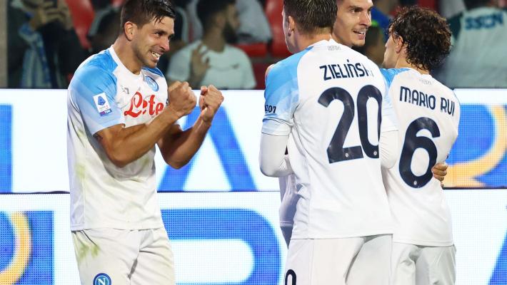 Il Napoli batte 4-1 la Cremonese e balza da solo in testa alla classifica 