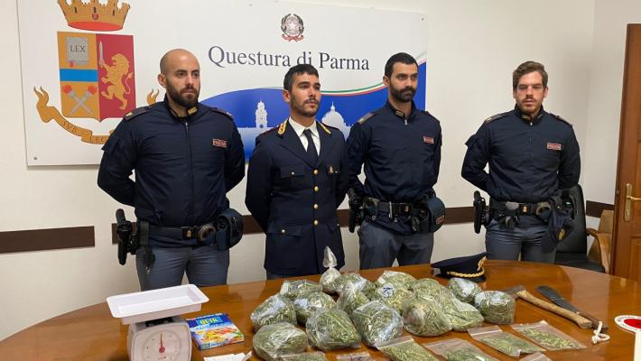 Era a torso nudo con machete e accetta in zona Campus. E a casa aveva un chilo di droga: arrestato 51enne