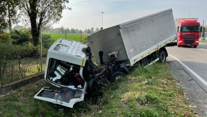 Scontro tra due camion in via Emilio Lepido alle porte di Parma: un mezzo pesante finisce nel fosso 