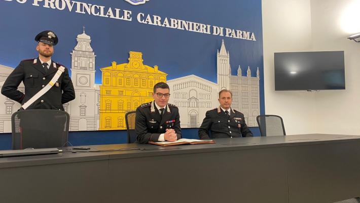 Convincono un 83enne ad andare a prelevare 1500 euro per le bollette ma il cassiere li smaschera: arrestati in banca