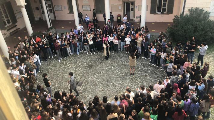 Brescia, la preside chiede al bidello di pulire auto. Lei: "Si è offerto". Stdenti e prof occupano il cortile del liceo
