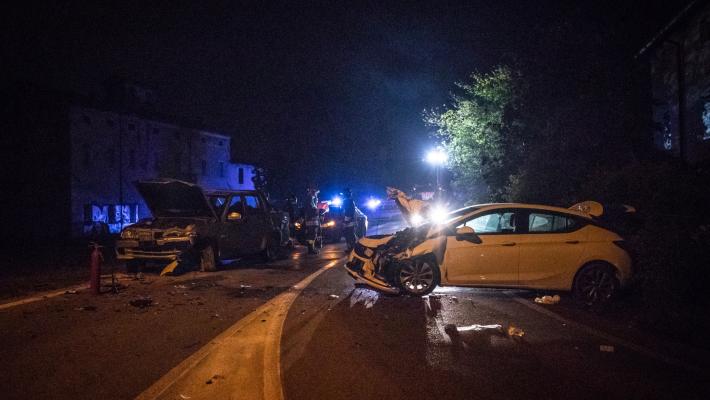 Schianto tra tre auto in strada Montanara, diversi feriti: uno è grave