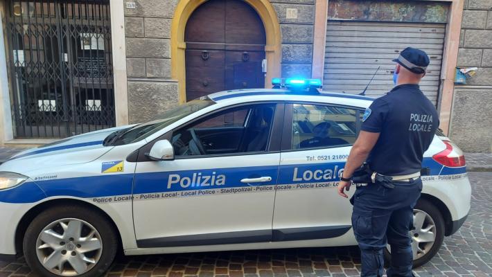 Novantenne svenuto in casa da giorni, salvato dalla Polizia Locale e dai Vigili del Fuoco