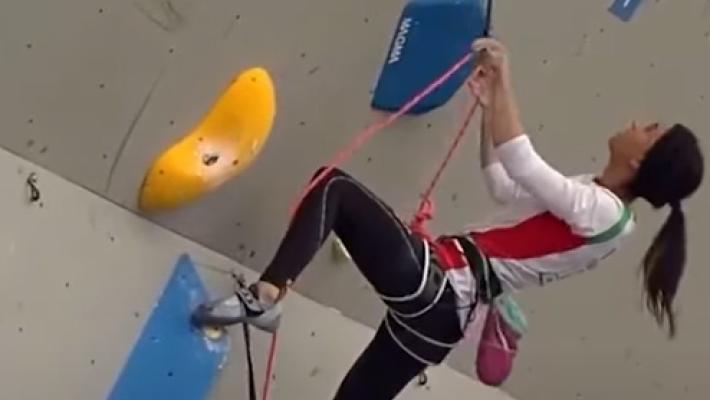 Gesto storico della scalatrice iraniana Rkabi:  gareggia senza velo in una competizione internazionale