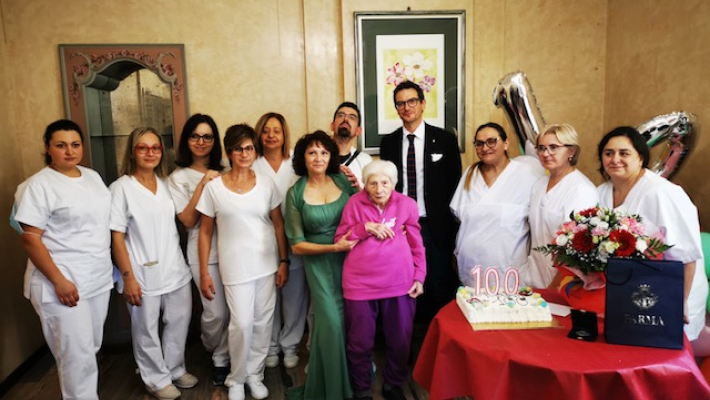 Gli auguri del Sindaco per i 100 anni di Maria Longo