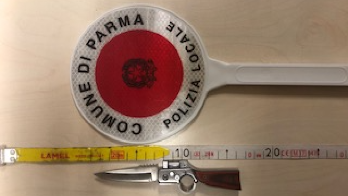 Controlli della Polizia Locale nell’area antistante il Centro di Raccolta di via Lazio. Clandestino, armato di coltello, indagato per resistenza a pubblico ufficiale.