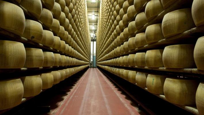 Il Consorzio Parmigiano Reggiano ha chiesto che le immagini della DOP presenti nel film Toscana vengano eliminate