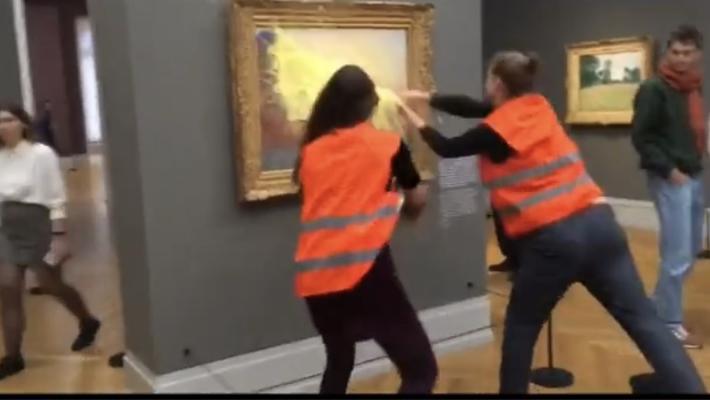 Pure' di patate contro un quadro di Monet al museo di Potsdam in Germania