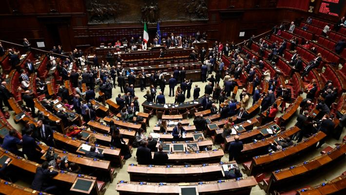 Governo, fiducia alla Camera con 235 sì, 154 no e 5 astenuti. Domani si vota al Senato 