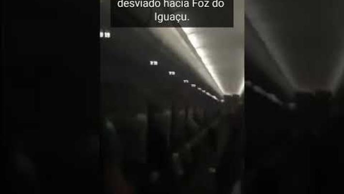 Forti turbolenze, l'aereo ha uno scossone: urla e preghiere a bordo - Video