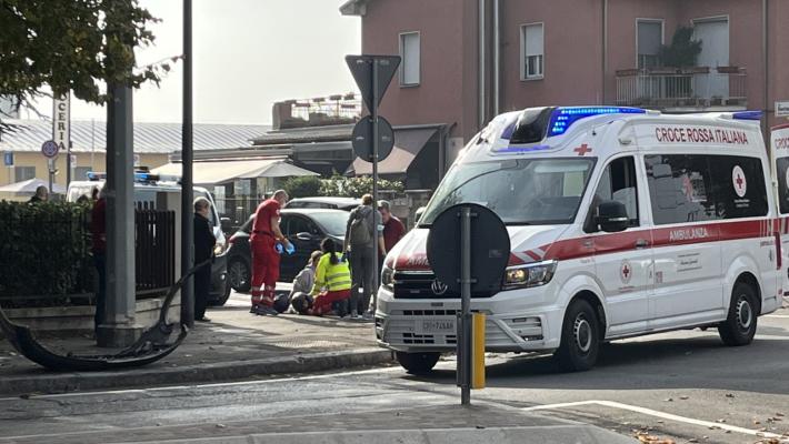 Scontro tra autro e scooter all'incrocio tra via Sidoli e via XXIV Maggio