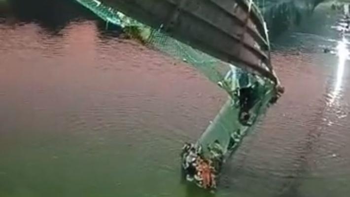 India, crolla un ponte: almeno 60 morti
