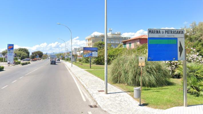Sgomberati 80 tavoli (200 sedie) in due due stabilimenti balneari in spiaggia a Marina di Pietrasanta: salta il pranzo di Ognissanti