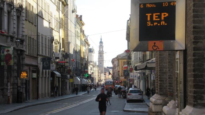 Municipio, la «palina informativa» non informa: nessun bus in arrivo. E l’ora è rimasta… legale