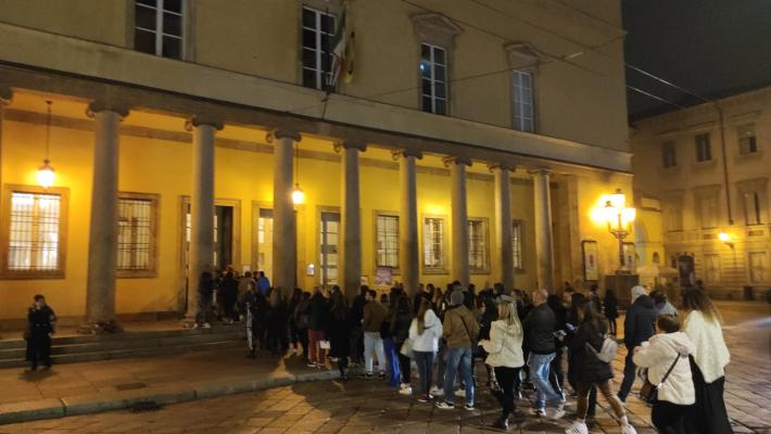 Teatro Regio, concerto di Gigi D'Alessio:  la lunga coda dei fan in coda dopo i tanti rinvii