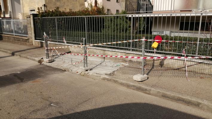 Un marciapiede in via Sigillato non viene riparato da tre mesi