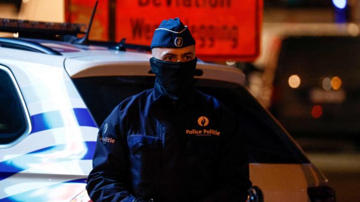 Poliziotto ucciso a coltellate a Bruxelles. I testimoni: "ll killer ha gridato Allah Akbar!"