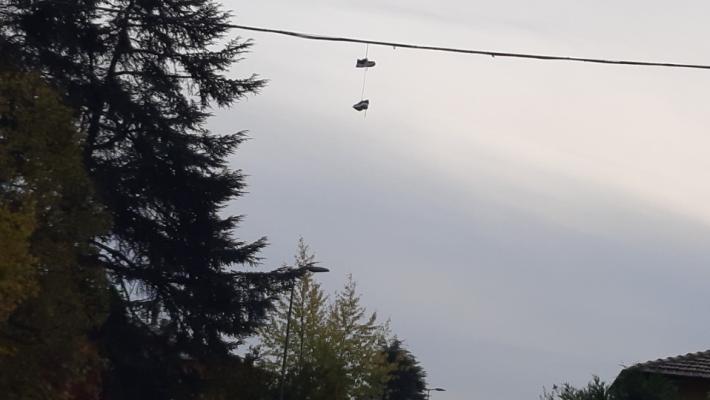 Shoefiti in piazza a San Michele Tiorre: spaccio o scherzo (di cattivo gusto)?
