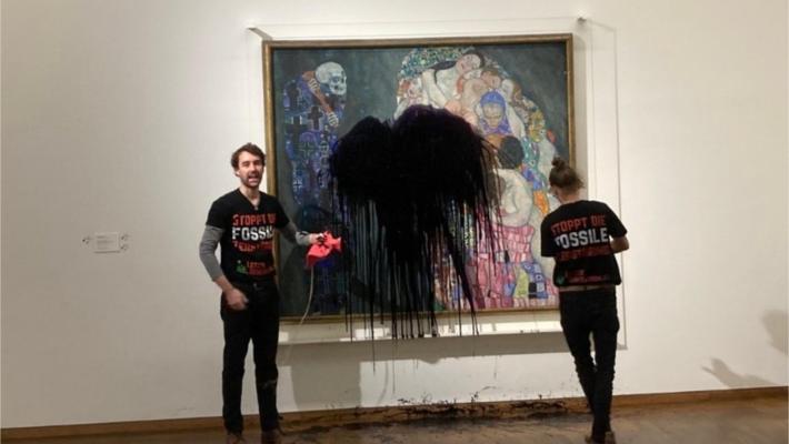 Un altro blitz degli ambientalisti contro l'arte: capolavoro di Gustav Klimt imbrattato di nero a Vienna