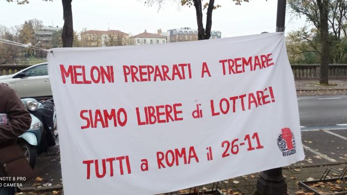 Striscione contro il governo e volantinaggio degli studenti in viale Maria Luigia 