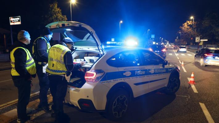 Incidente in via Emilio Lepido, un'auto si allontana dopo lo scontro