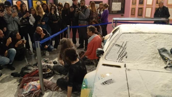 8 kg farina su opera di Andy Warhol, blitz a Milano