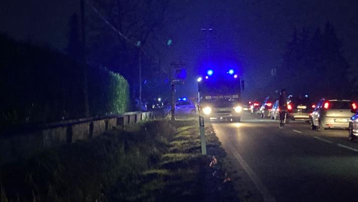 Incidente sull'Asolana a San Polo: un'auto si è ribaltata schiantandosi contro una cancellata