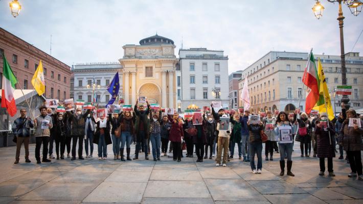 Parma in piazza contro il regime sanuinario in Iran