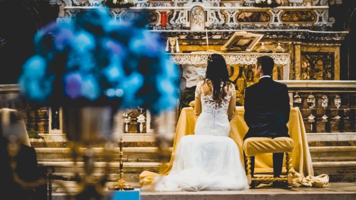 La Lega: bonus fino a 20mila euro a chi si sposa in chiesa. Scoppia la polemica. Poi la precisazione: varrà per tutti i matrimoni