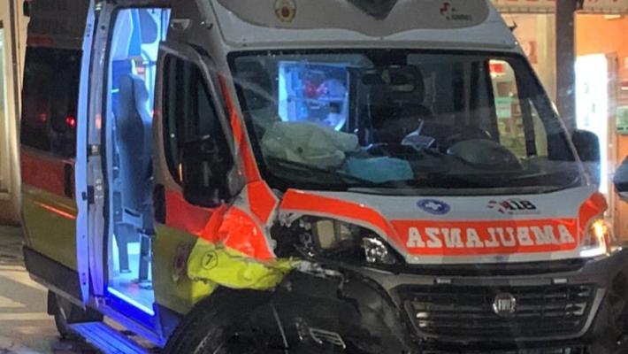 Salsomaggiore: incidente a Ponteghiara, danneggiata la nuova ambulanza della Pubblica
