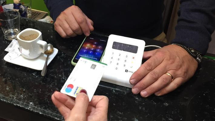 Ecco la bozza della manovra. Tra le novità la detassazione delle mance per i camerieri, nuove esenzioni all'uso dei pos da parte dei commercianti e l'aumento delle accise sulle sigarette