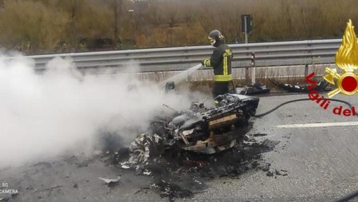 A 300 all'ora sull'autostrada, poi si schianta: Lamborghini distrutta dalle fiamme (e il video diventa virale)