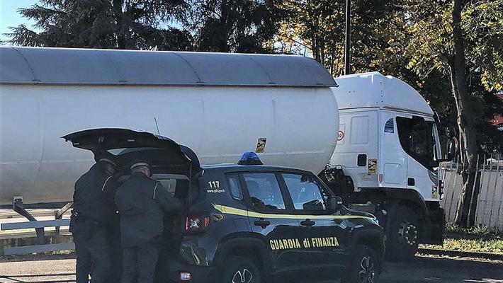 Controlli ai distributori di carburanti, sanzioni per irregolarità in materia di comunicazione dei prezzi praticati alla pompa