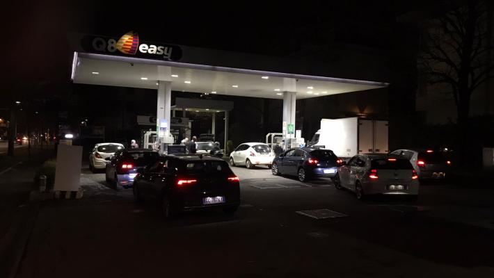 Benzina più cara da mezzanotte: code alle pompe di benzina parmigiane