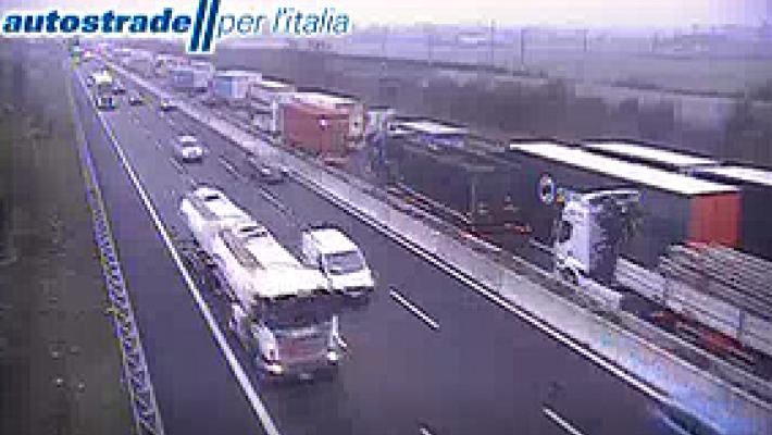 Lancia oggetti su auto, chiusa A1 Lodi-Casalpusterlengo