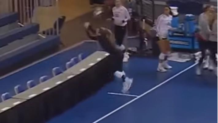 Prende una palla lanciandosi sul tavolo. Ma non è finita qui... - Video