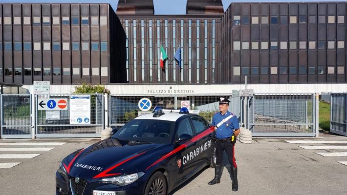 Picchia e minaccia l'ex compagna invalida a Quattro Castella: divieto di avvicinamento per un 55 enne