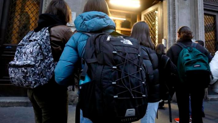 Manovra, cancellato il bonus cultura per i 18enni: fondi a spettacoli e editoria