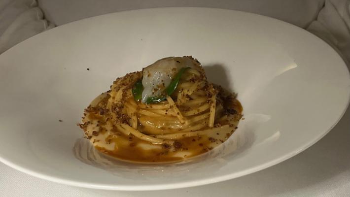 Spaghetti, ricci di mare, sedano rapa, foglia d'ostrica