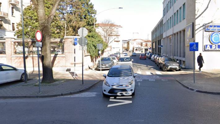 Scontro auto-bici in viale Mentana