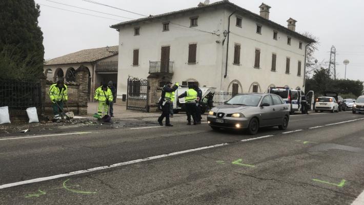 Strada Baganzola: scontro tra due auto sulla rotatoria. Ferito un uomo di 61 anni