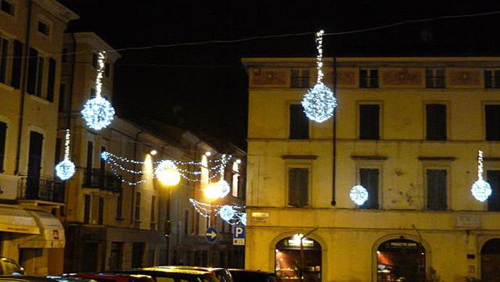 Luminarie natalizie acceso dalle 17 alle 24 (e meno luminose). Scuole chiuse il sabato (le ore saranno recuperate nel pomeriggio)