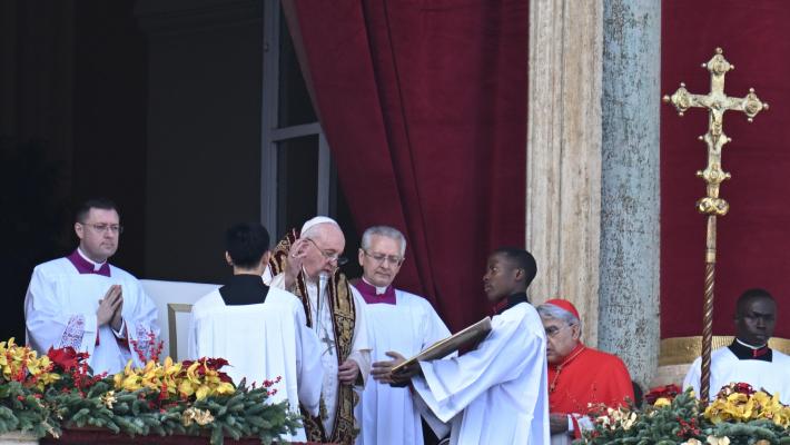 In 70mila per la benedizione Urbi et Orbi.  La preghiera del Papa per l’Ucraina: "Fermate questa guerra insensata"