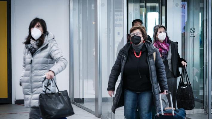 Mezza Europa segue l'Italia sui test covid ai passeggeri in arrivo dalla Cina. E Pechino non la prende bene