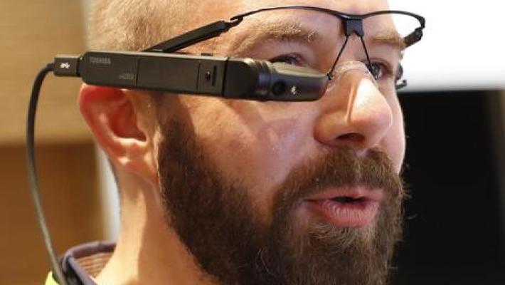 Occhiali smart e auto connesse, i tecno trend  del 2023