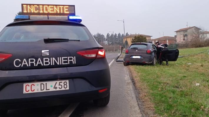 Fidenza, si schianta  contro un palo e poi fugge:  dentro l'auto droga arrestato 