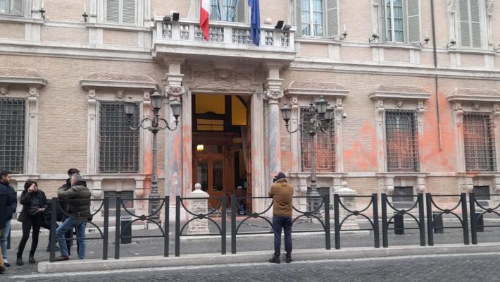 Ambientalisti imbrattano la facciata del Senato, fermati 