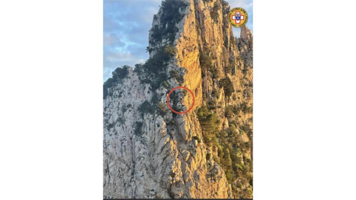 Scalatori bloccati sulla parete di un faraglione a Capri: salvati dal Soccorso Alpino